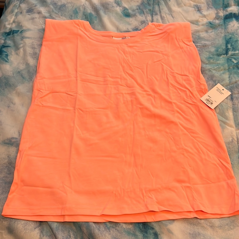 Cute top with shoulder pads